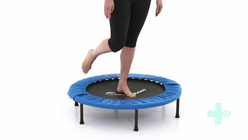 Баланс на одной ноге на мини-батуте