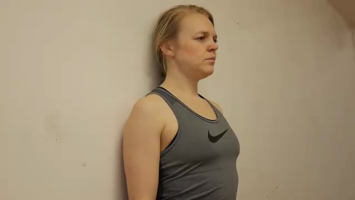 Втягивание шеи у стены стоя