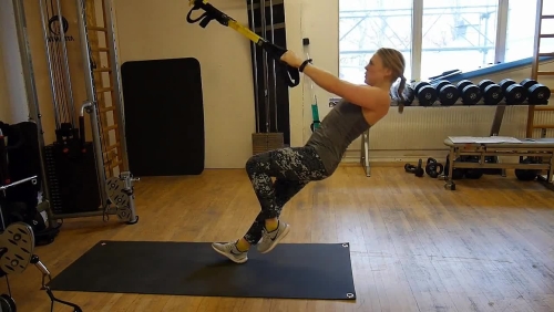 Средняя тяга в петлях TRX на одной ноге